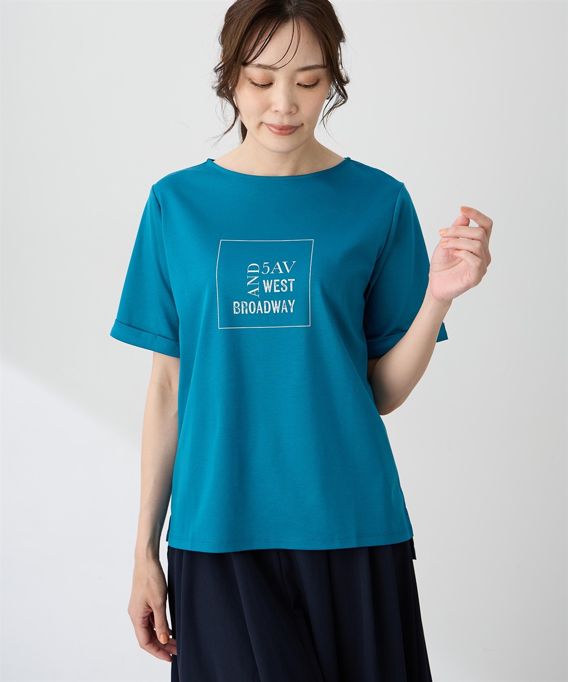 A/C DESIGN BY ALPHA CUBIC 【ALCOLLAGEプリント】プリントボートネックＴシャツ【すごツヤ・UVカット・接触冷感】_sub_4
