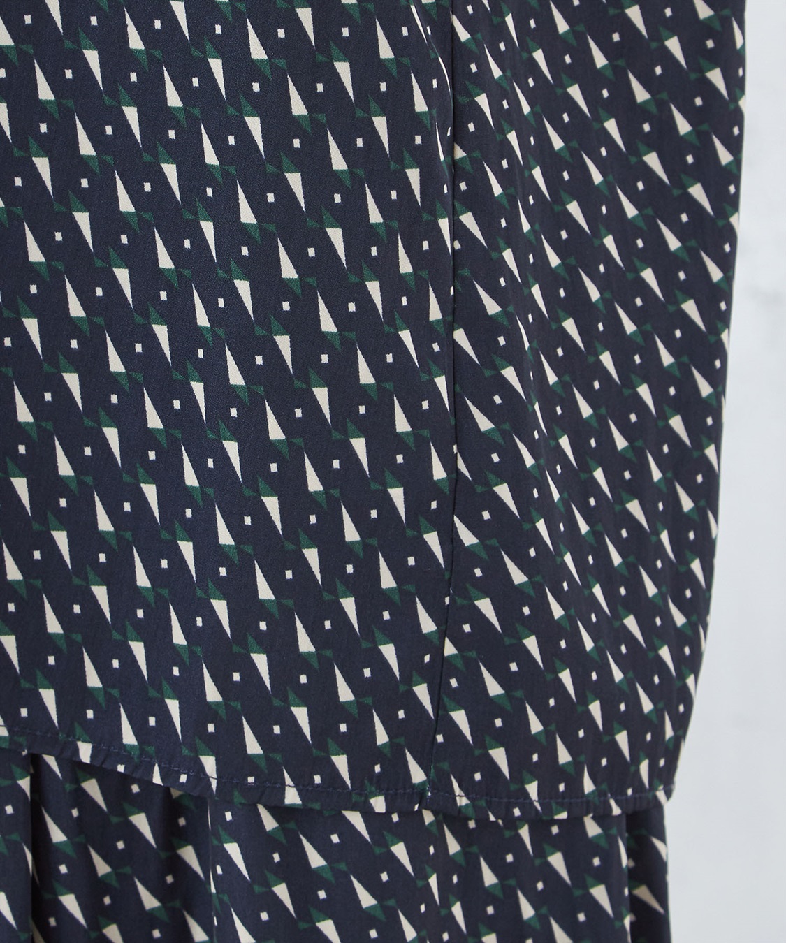 A/C DESIGN BY ALPHA CUBIC 【接触冷感】幾何プリントフリルブラウス_sub_6