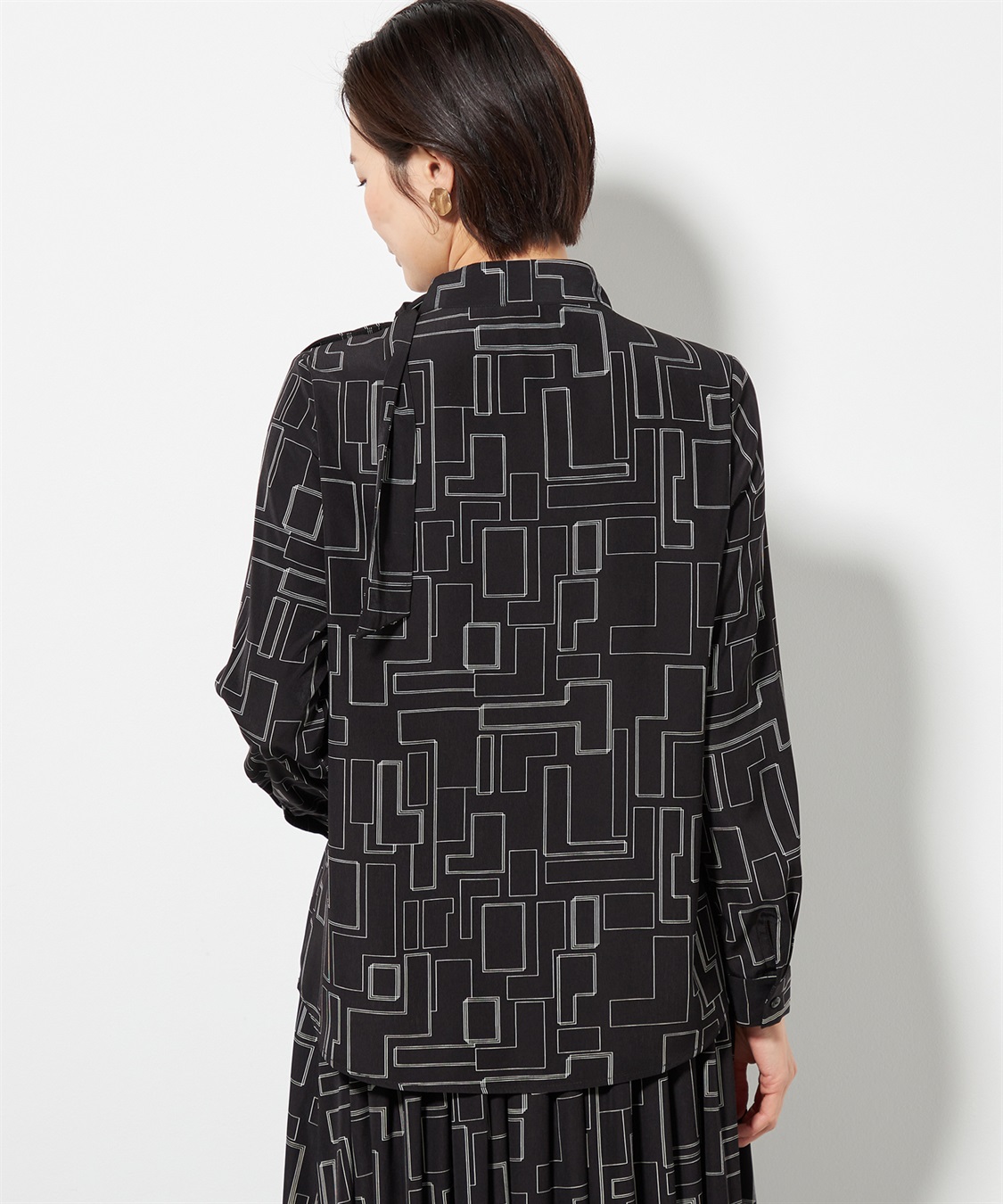 A/C DESIGN BY ALPHA CUBIC 幾何プリントボウタイブラウス_sub_3