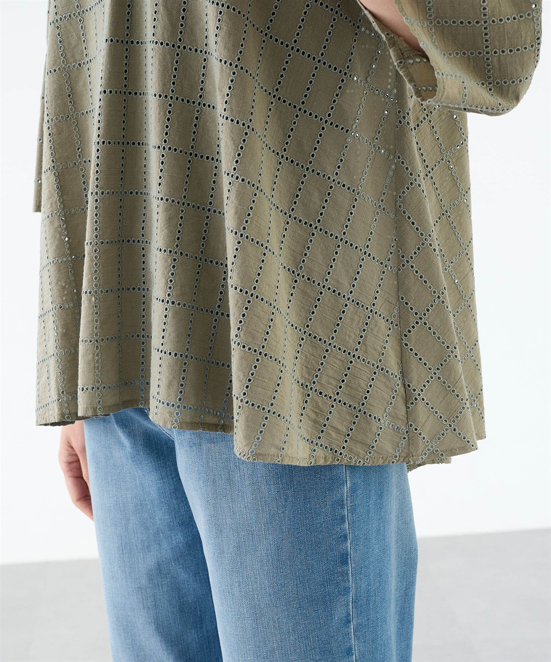 A/C DESIGN BY ALPHA CUBIC スクエア刺しゅうブラウス_sub_16