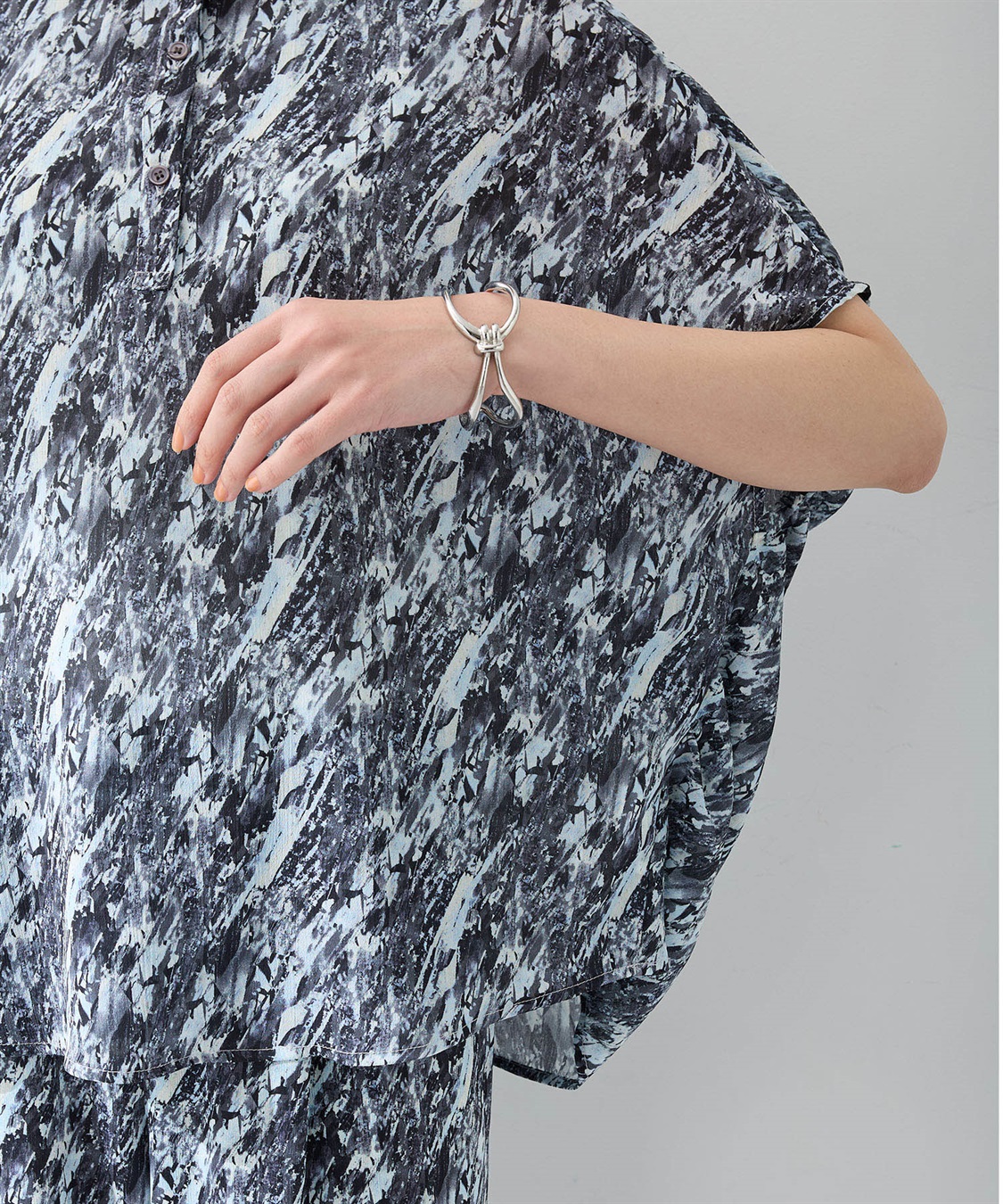 A/C DESIGN BY ALPHA CUBIC 【アルコラージュ】幾何プリントギャザースリーブブラウス_sub_13