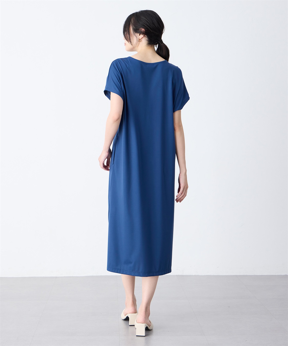 【極美品】エカル ロングワンピース　パウスリーブ　紺色 kOhAKUチュール切替カットソーロングワンピース[品番
