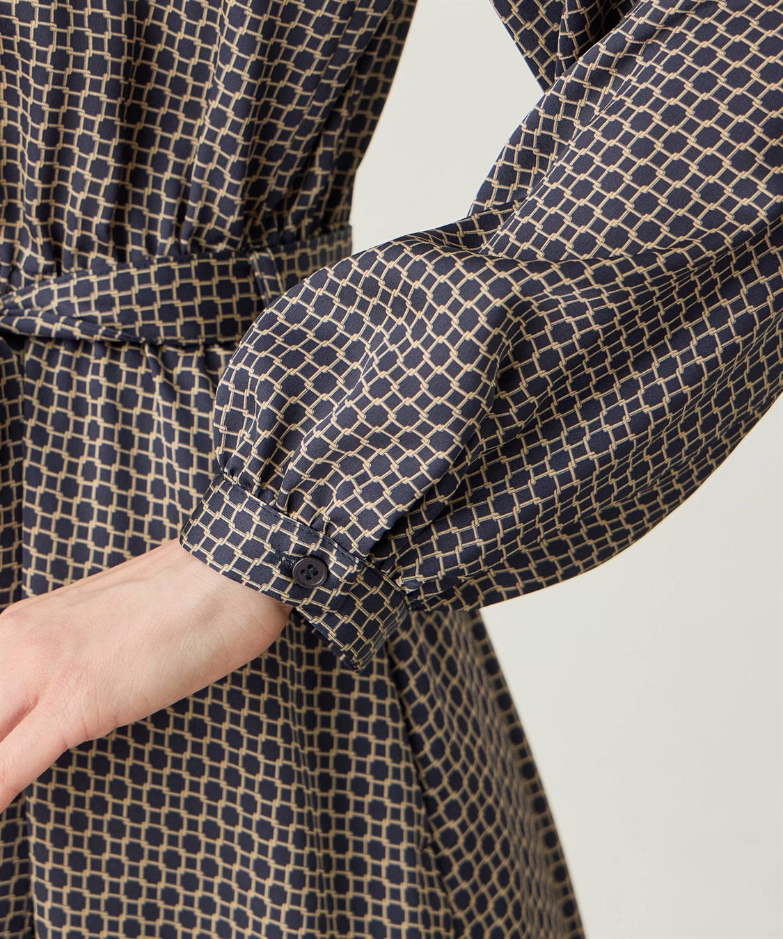 美品 Chesty チェスティ オープンショルダーマテリアルワンピース ブラック チョーカー付オープンショルダーワンピース ブラック