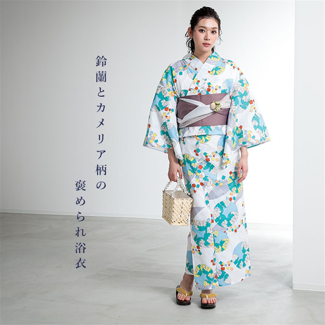 紺の地に、白抜きで描かれました鈴蘭雅可憐に美しい、藍染めの浴衣です 紺の地に、白抜きで描かれました鈴蘭雅可憐に美しい、藍染めの