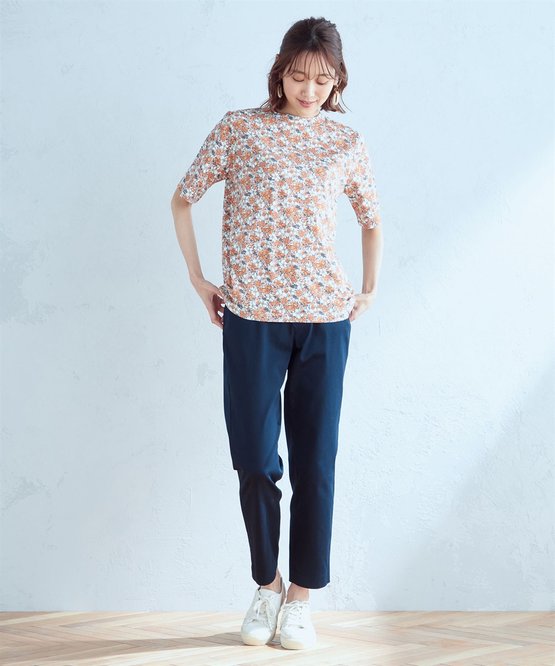 トスタルジック　花柄　上 大人シックに映える。花柄フロッキーのシアーハイネックプルオーバー