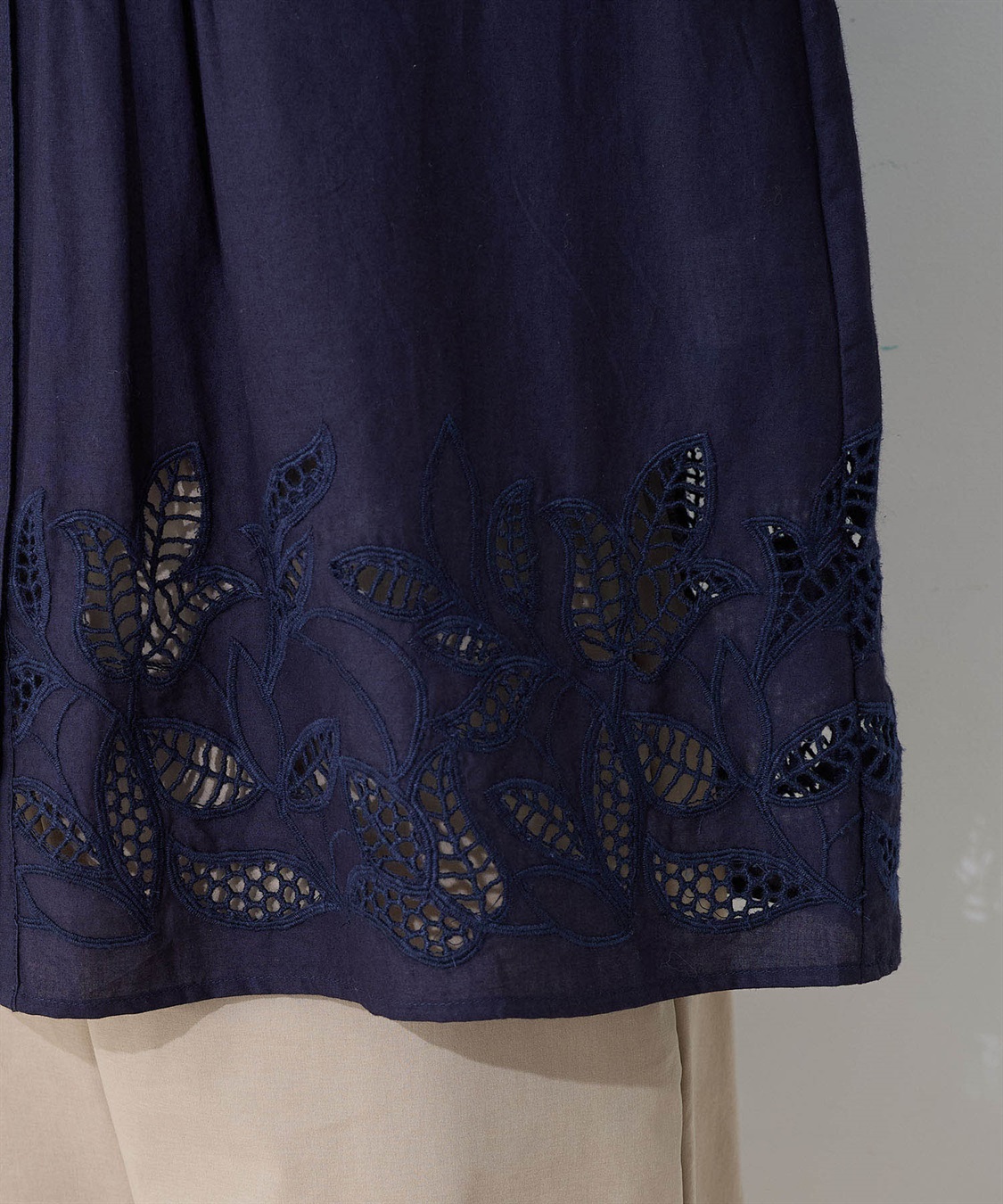 DECOY インド綿ピンタック刺しゅうブラウス_sub_9