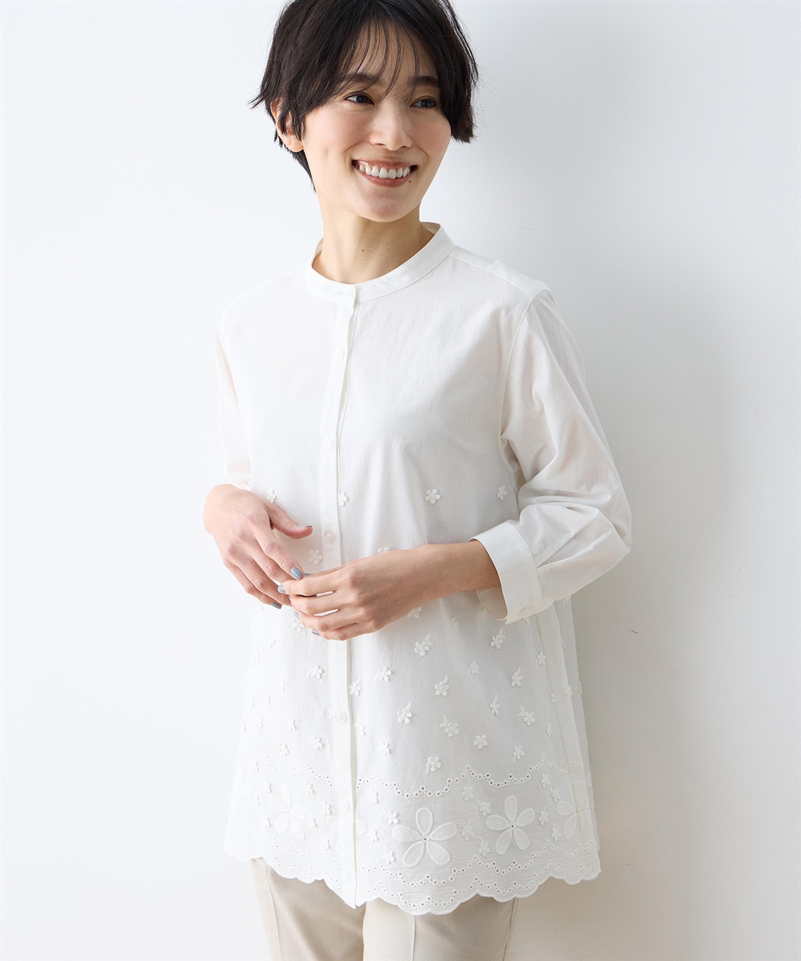 新品タグ付 Rirandture フラワー刺繍ブラウス ホワイト Rirandture（リランドチュール）の「刺繍フラワーモチーフシャツ