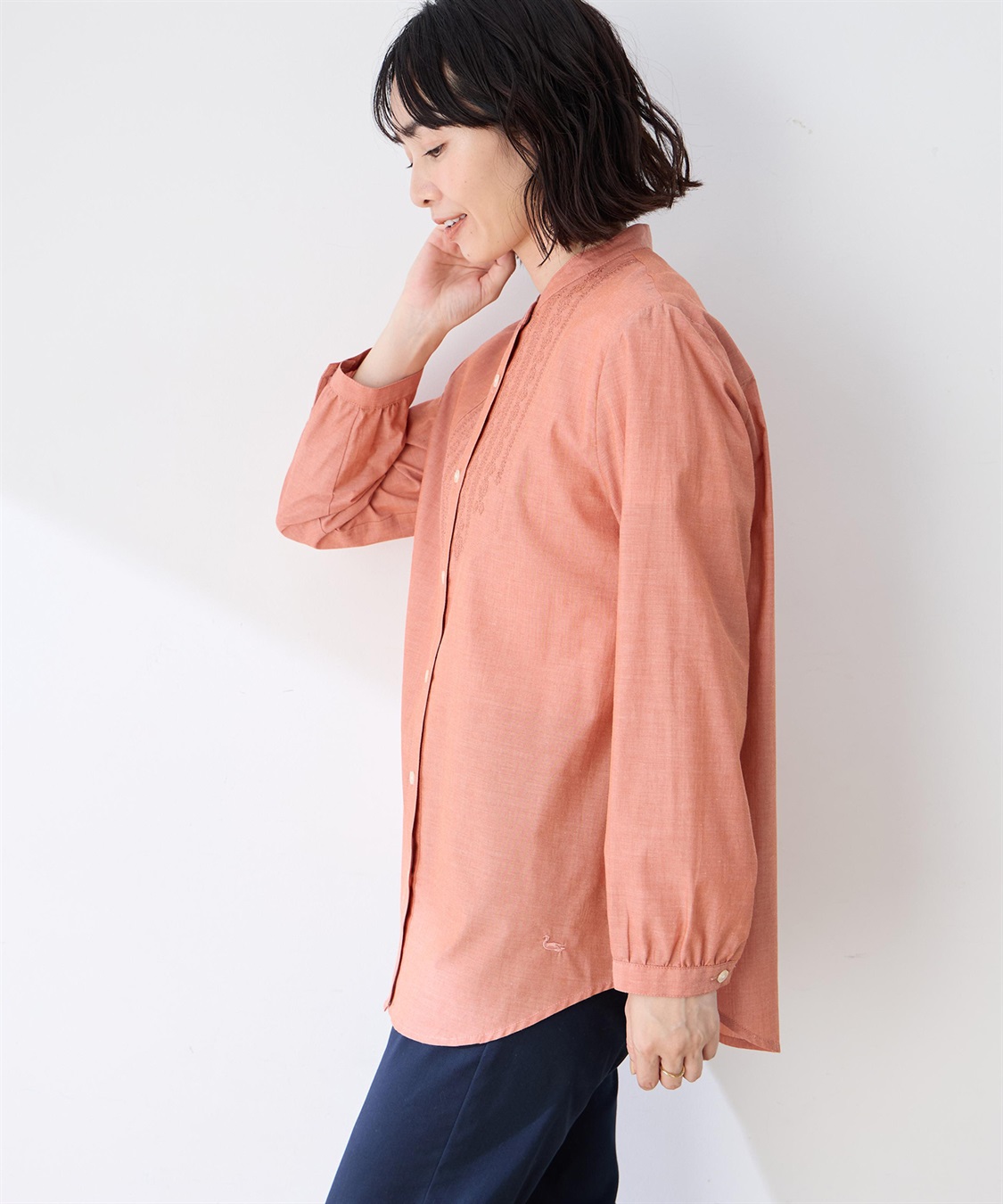 DECOY 刺しゅうシャンブレーバンドカラーブラウス_sub_2
