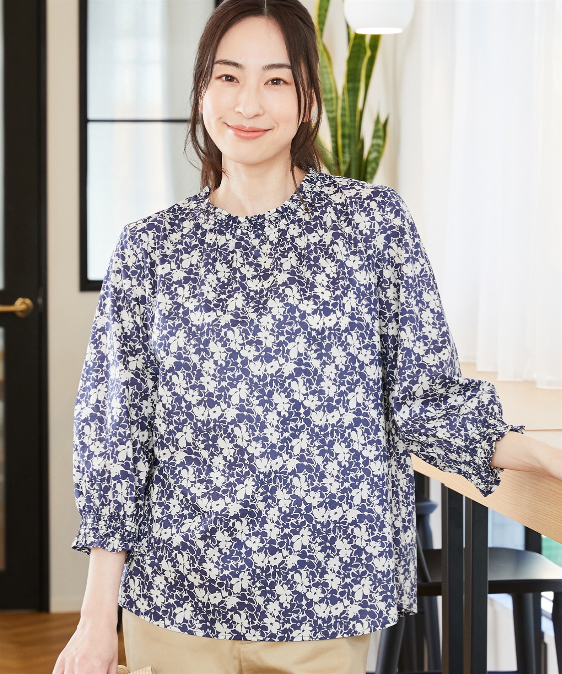 je crois soi プリーツ　フラワーモチーフ　プルオーバー レディース フラワー刺繍シャーリングプルオーバー / earth music&ecology
