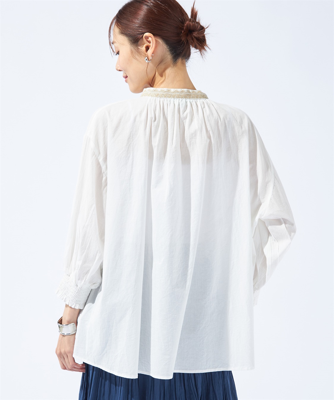 ギャザー刺しゅうブラウス Petit Honfleur｜クロスプラス公式通販サイト