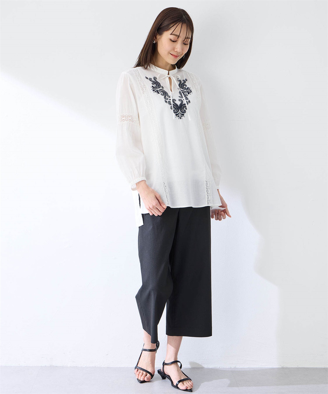 刺しゅうチュニックブラウス Petit Honfleur｜クロスプラス公式通販サイト