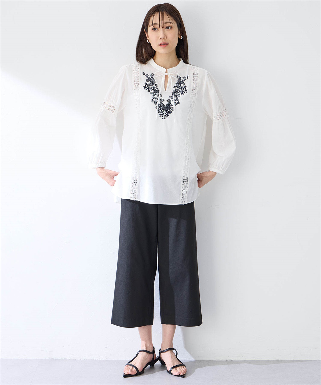 刺しゅうチュニックブラウス Petit Honfleur｜クロスプラス公式通販サイト