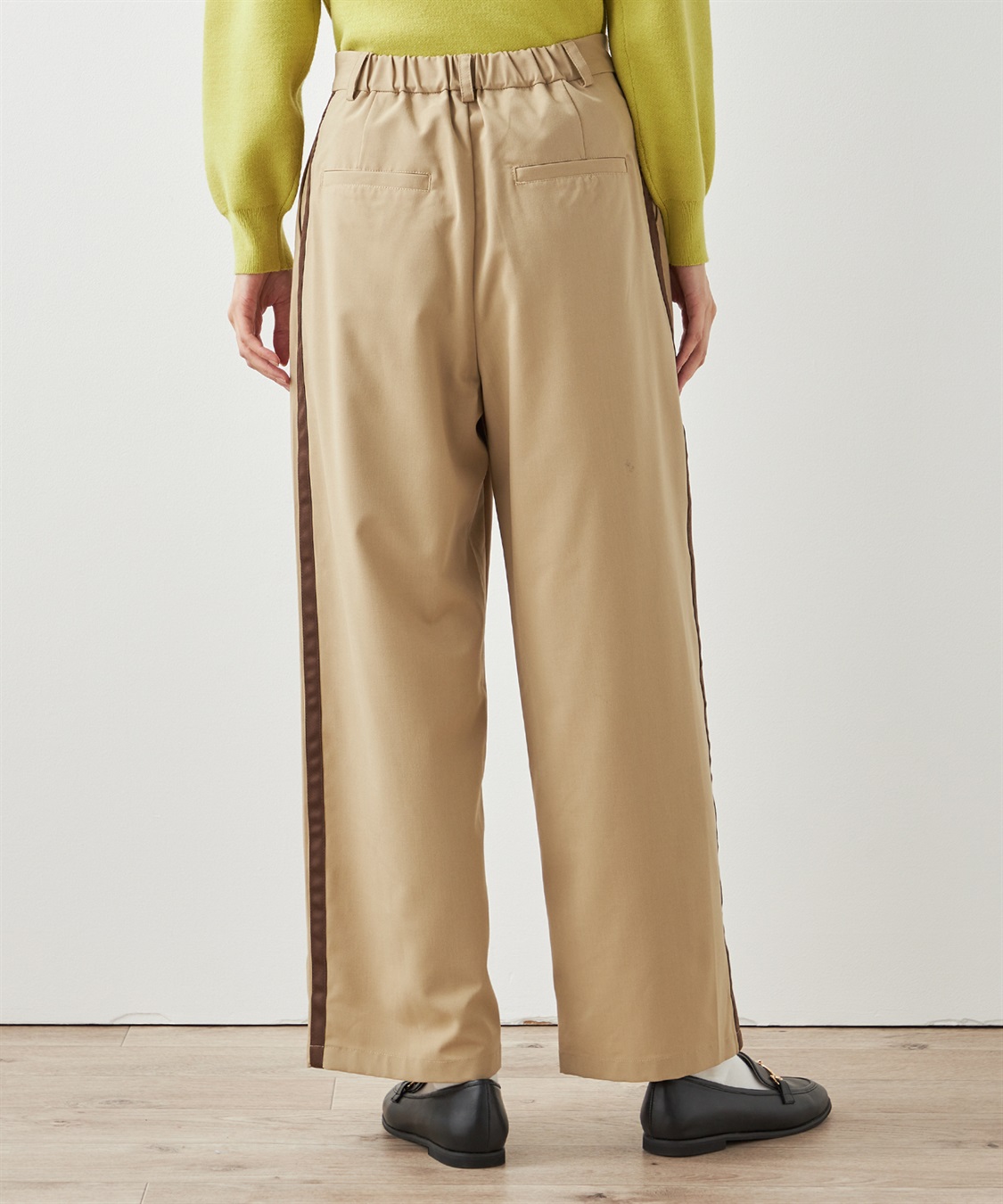 新品✨ フェンディ 22aw シルクパンツ ベージュ ロゴ サイドジップ 新品✨ フェンディ 22aw シルクパンツ ベージュ ロゴ サイドジップ