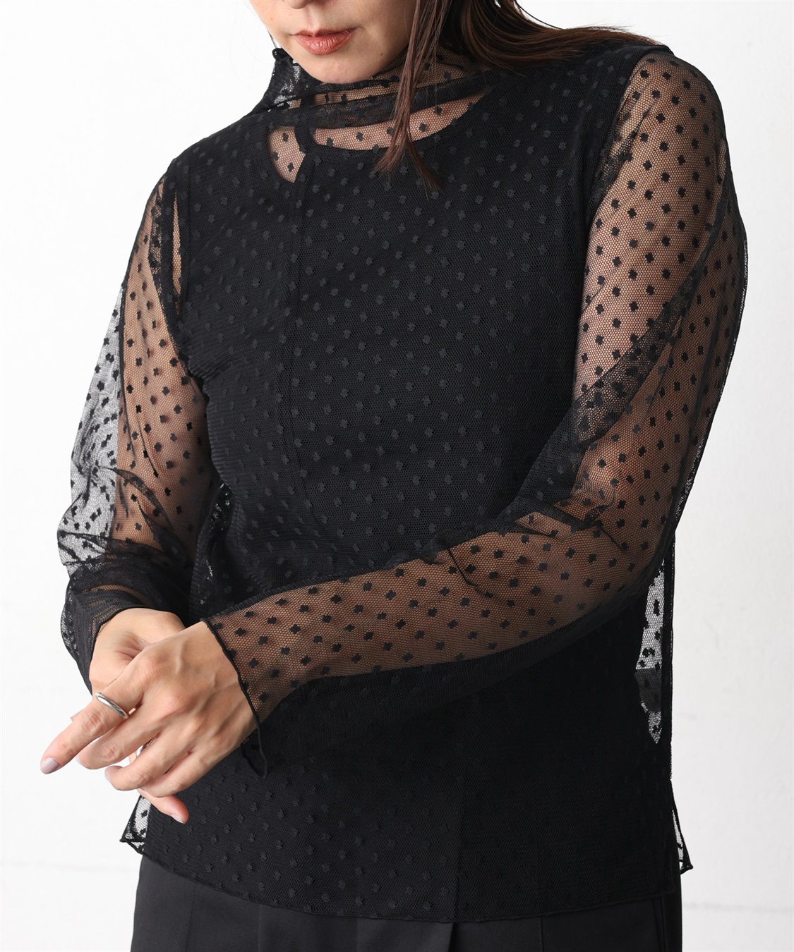 新品タグ付き　1% ボリュームシアースリーブプルオーバー　ブラック シアーハイネックプルオーバー ONE'S TRUE｜クロスプラス公式