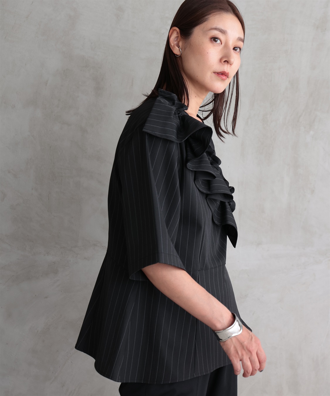 t*n様 一条響さんや多数インフルエンサーが着用☆ルイヴィトン フリルブラウス コットンピンストライプハイネックブラウス｜BIGI online store