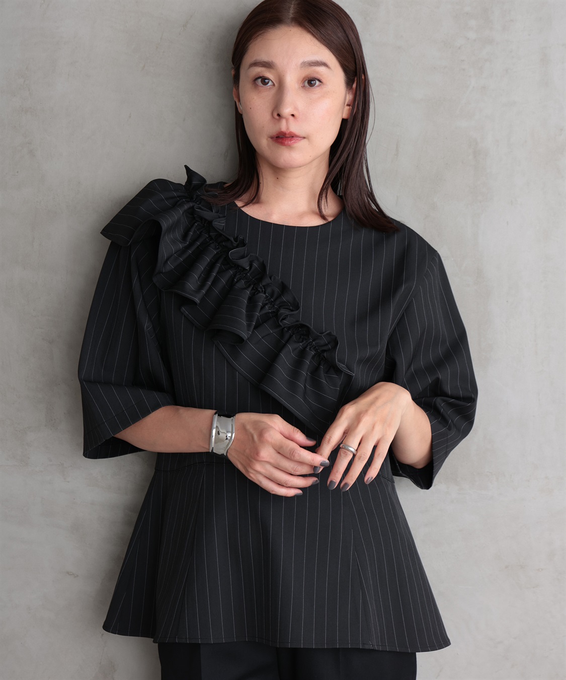 フリルピンストライプブラウス ONE'S TRUE｜クロスプラス公式通販サイト