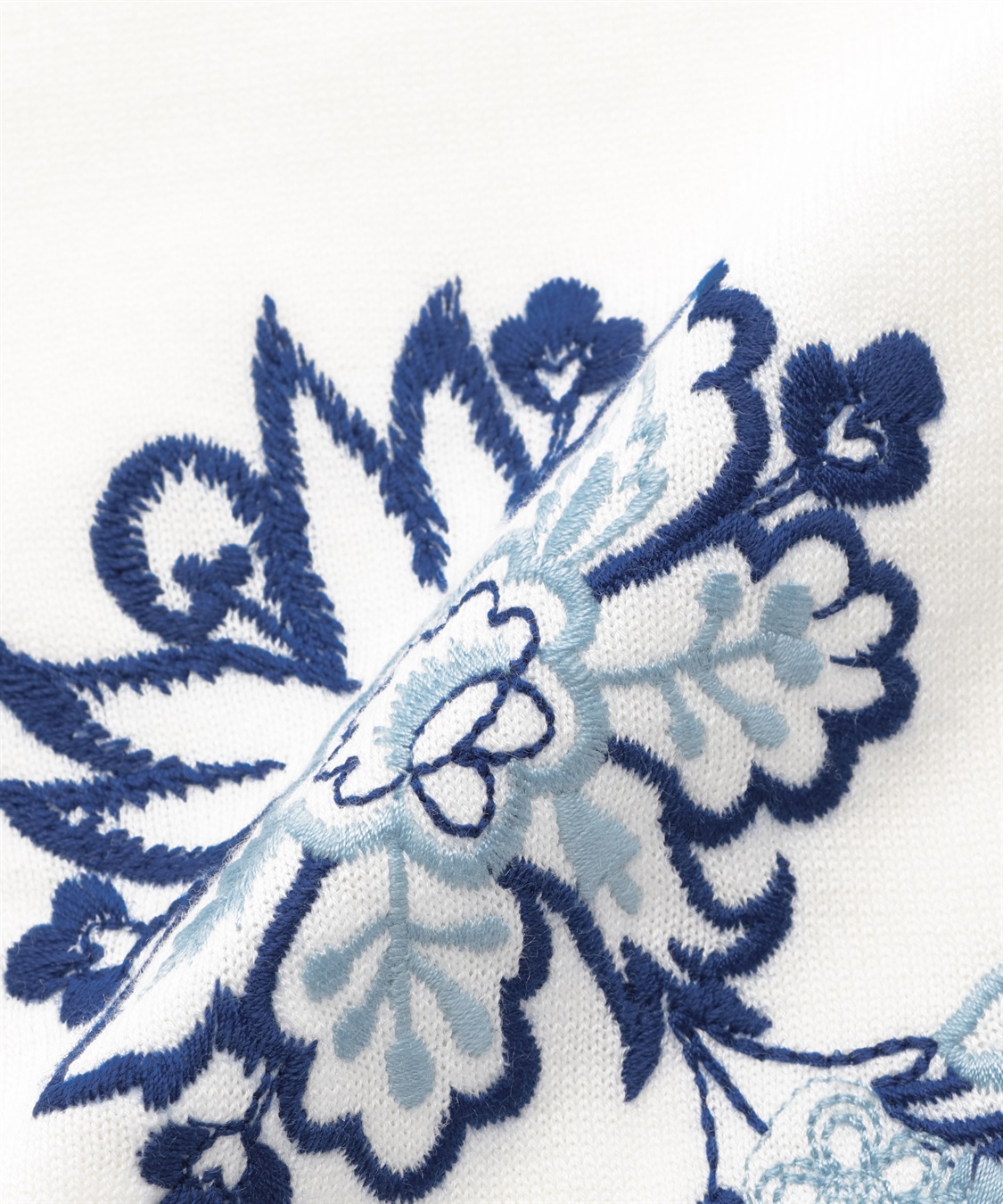 フラワー刺繍入りコットン半袖ニット 49AV.junko shimada