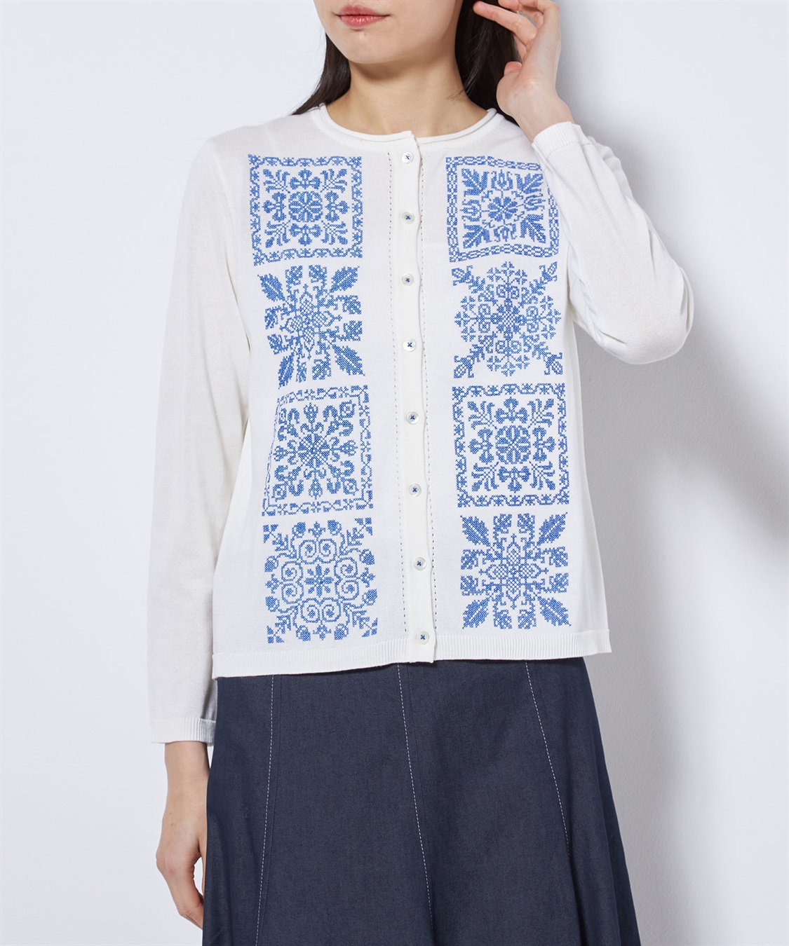 ブロック刺繍長袖クルーネックカーディガン 49AV JUNKO SHIMADA