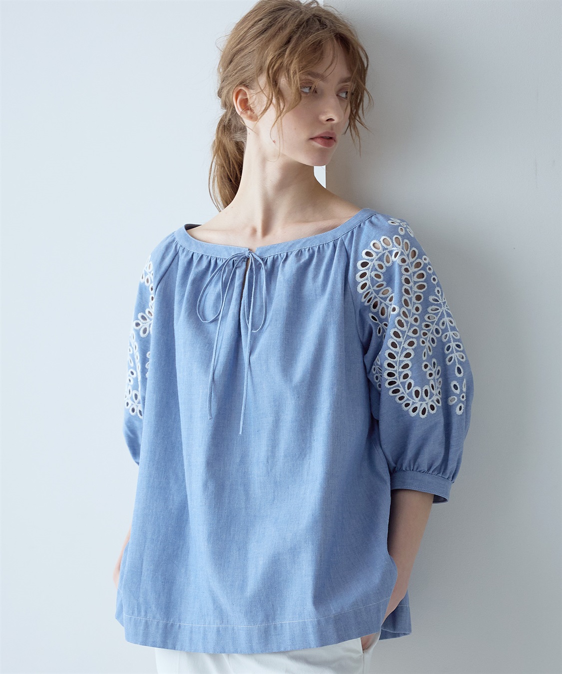 刺繍入りシャンブレープルオーバーブラウス 49AV JUNKO SHIMADA