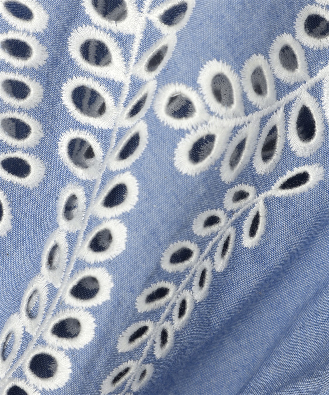 刺繍入りシャンブレープルオーバーブラウス 49AV.junko shimada