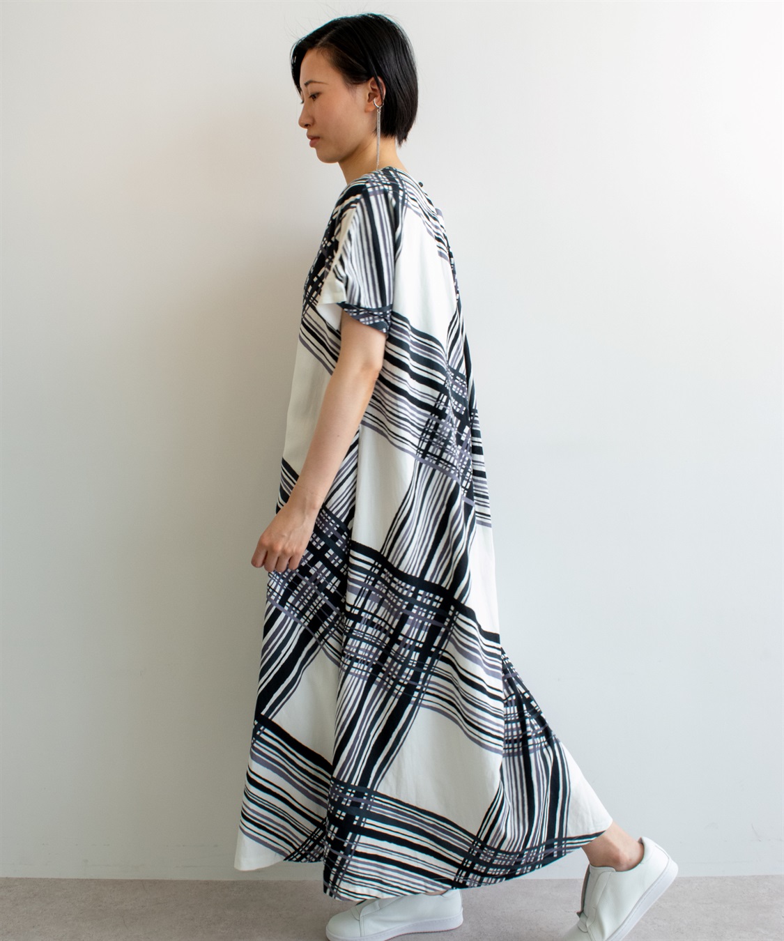 新品タグ付✨ KEI Hayama PLUS リネンタックワンピース 赤 F Vert サイレントフラワースカラップ刺繍ワンピース(前開き