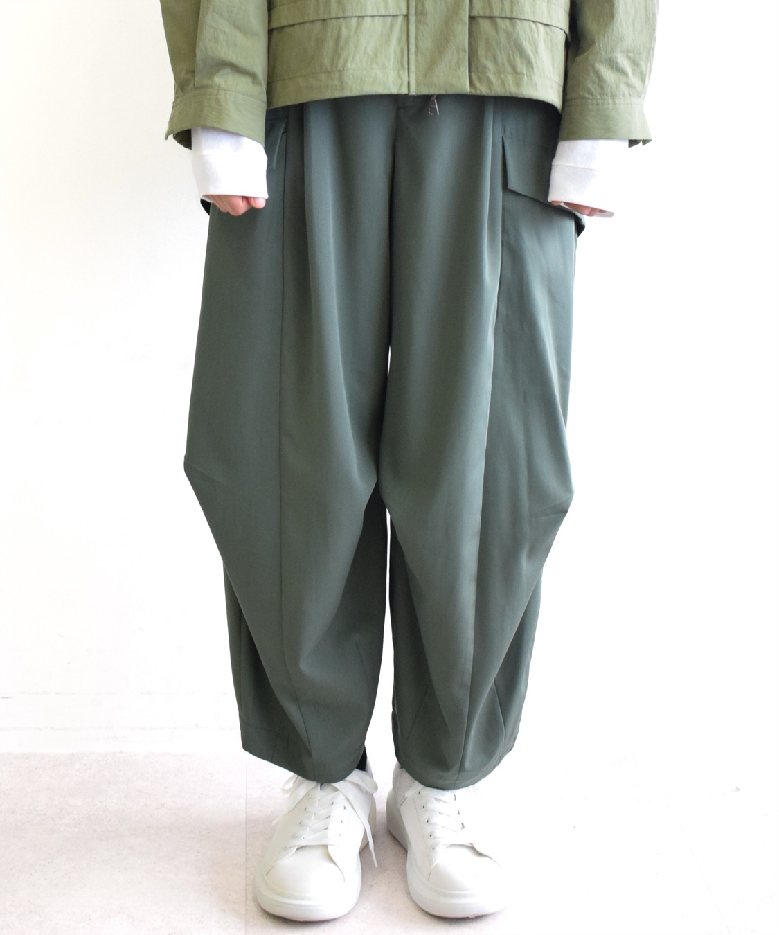 膝タックパンツ