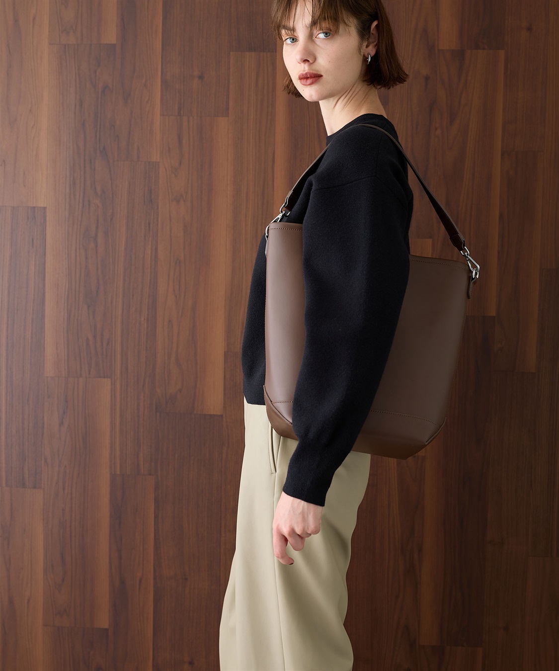 ★Chloe★ Louela レザー バケットバッグ 関送料込* Chloé シャイニーレザー製カメラバッグ のカーキ | Chloé JP