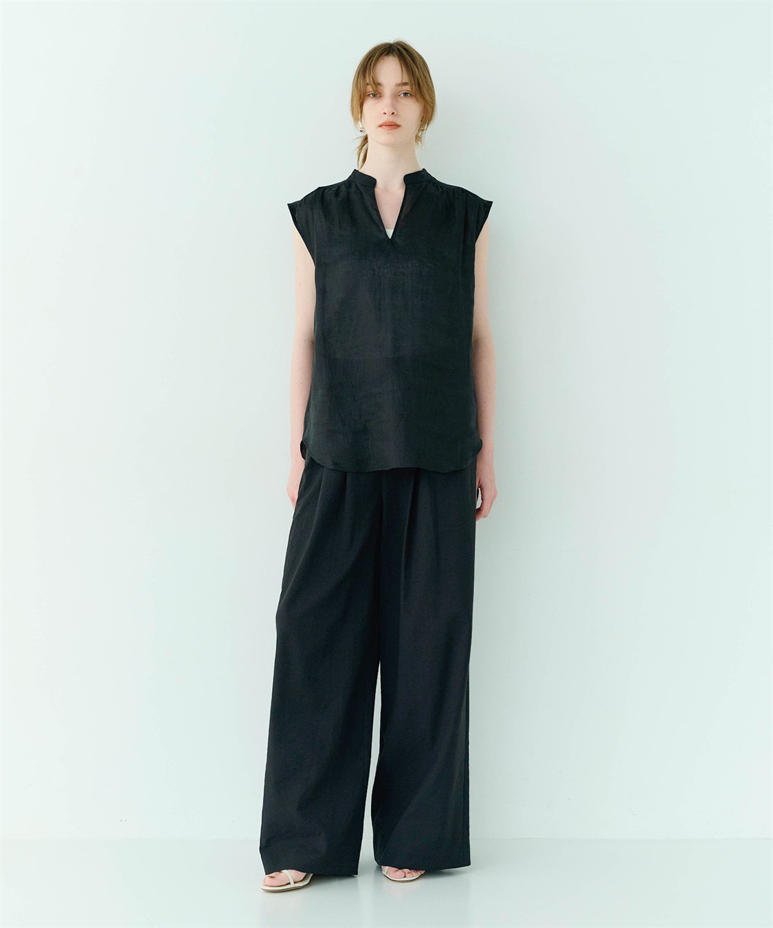 美品✨24SS Plantation リネンキャンバス ノーカラーブラウス 黒 tumugu:（ツムグ） | 60リネンキャンバス ブラウス | hapuna&Co