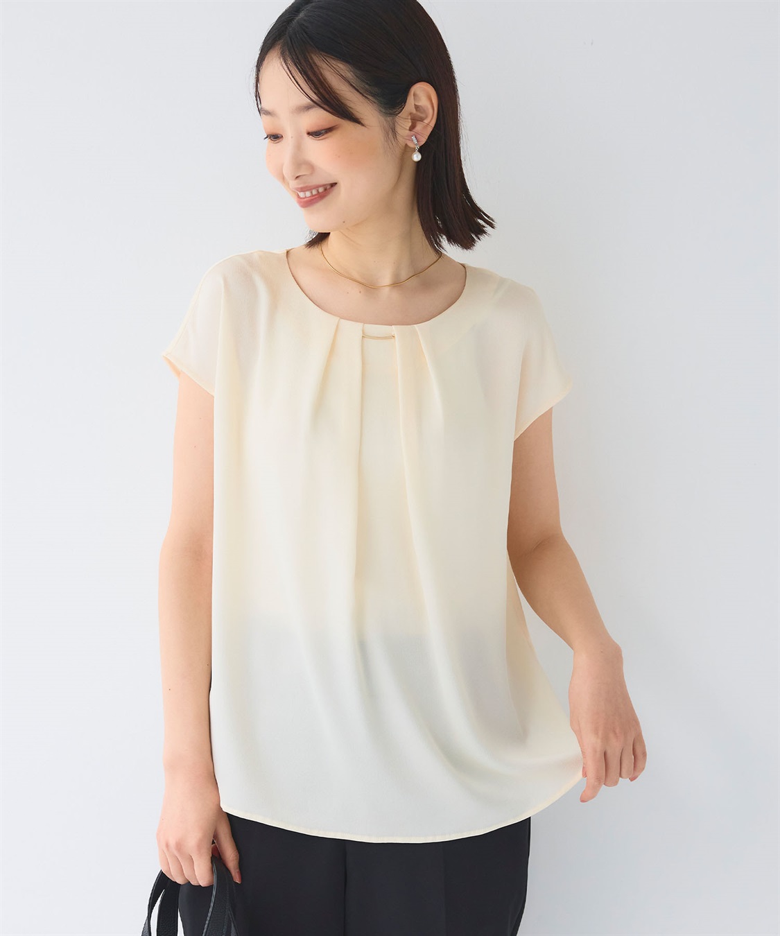 シワになりにくい》正解タックフレンチスリーブサテンブラウス