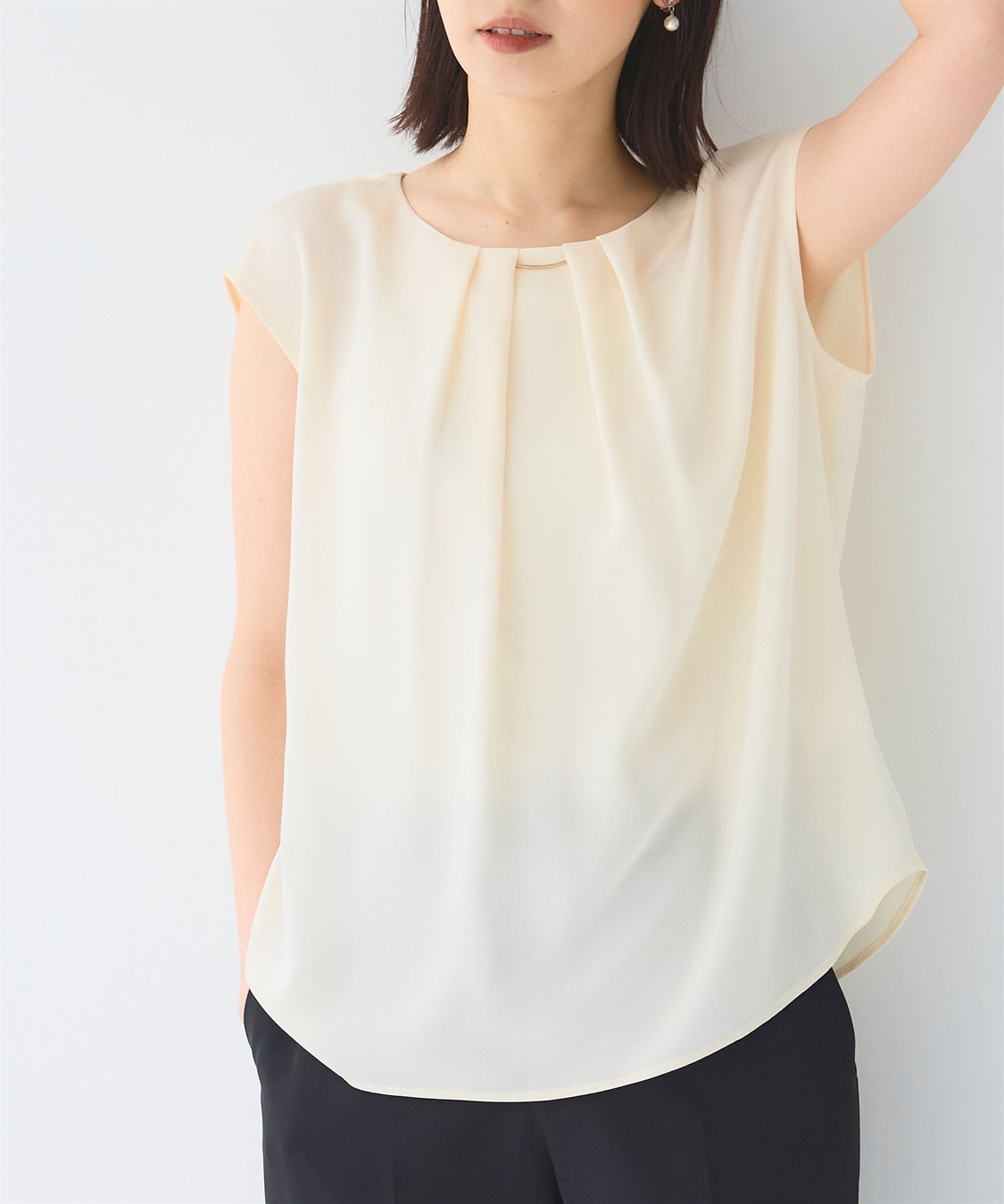 シワになりにくい》正解タックノースリーブサテンブラウス CROSS