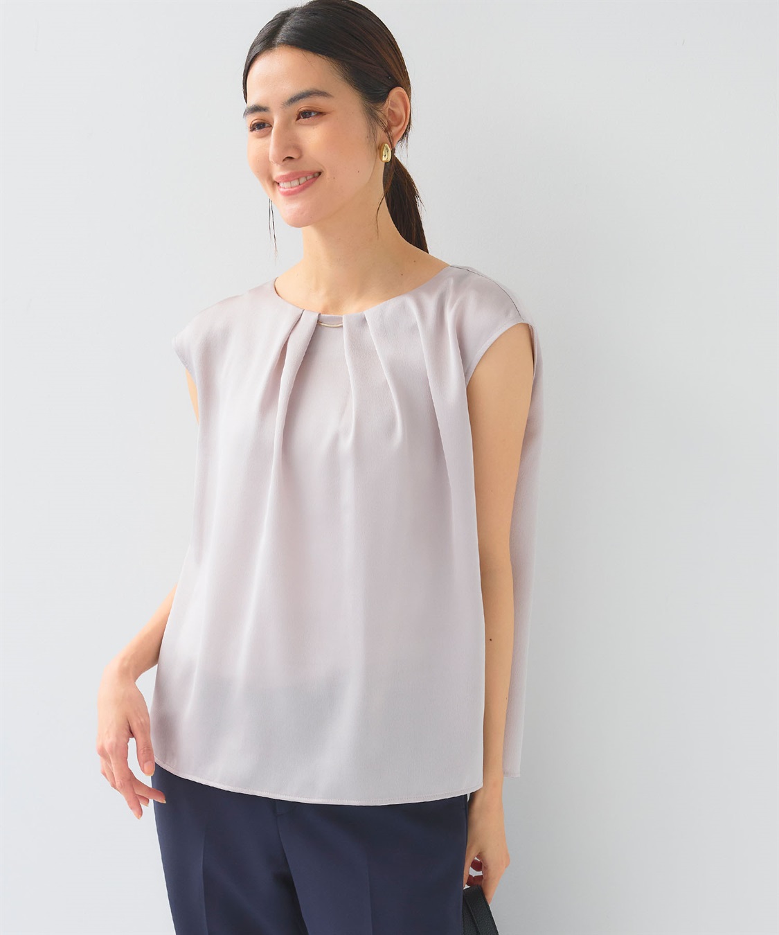 シワになりにくい》正解タックノースリーブサテンブラウス CROSS