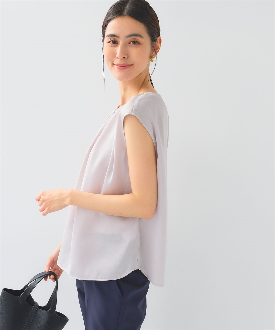 シワになりにくい》正解タックノースリーブサテンブラウス CROSS