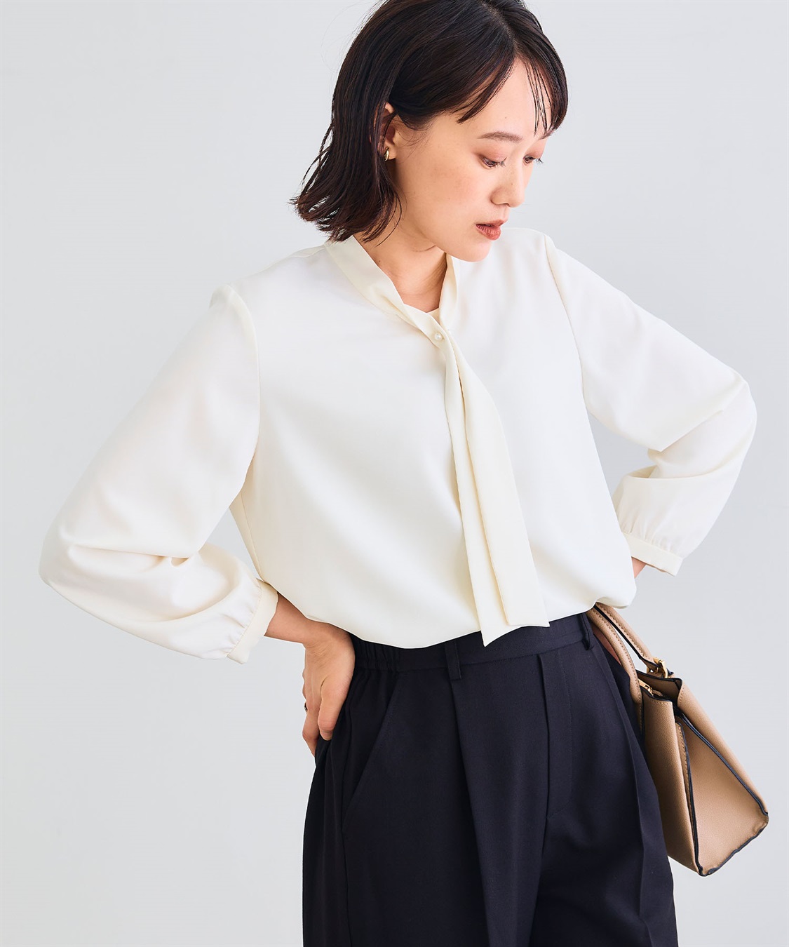 CROSS FUNCTION 《シワになりにくい》シルキーサテンパールボウタイブラウス_sub_4