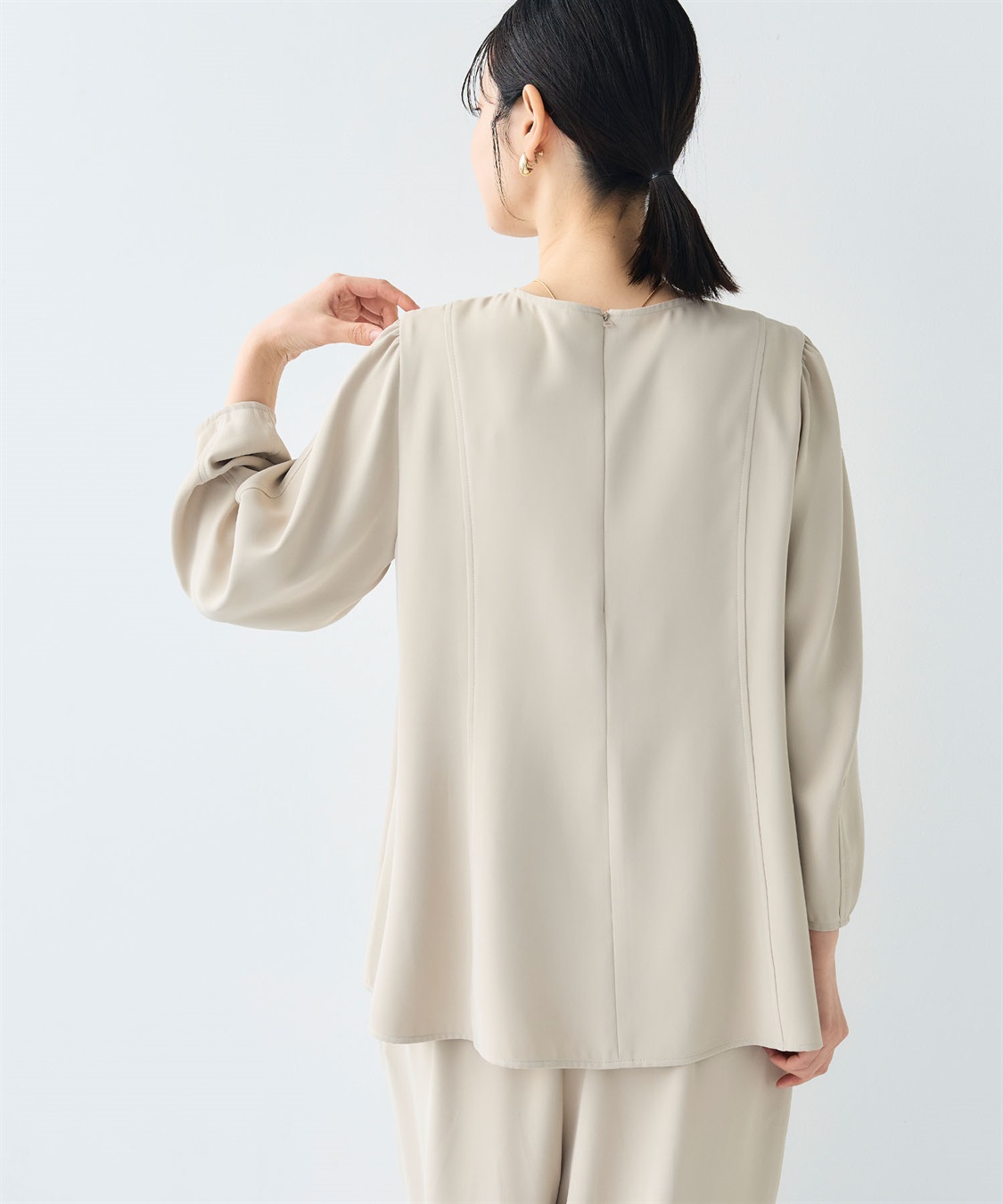 CROSS FUNCTION 《シワになりにくい》サマ美え バックサテンツイルパフブラウス_sub_4