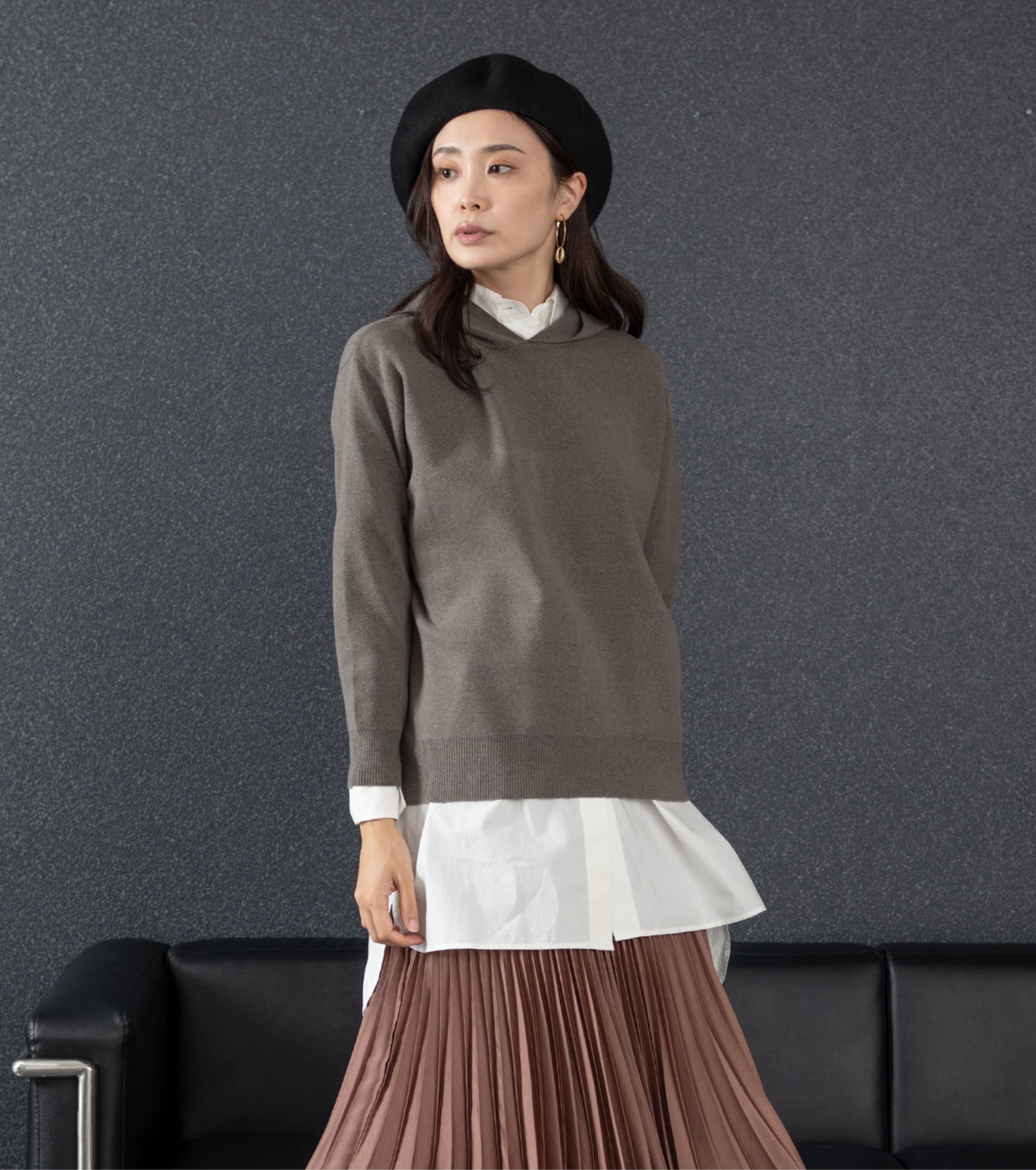 カーキ色で大人カジュアルなニットパーカー