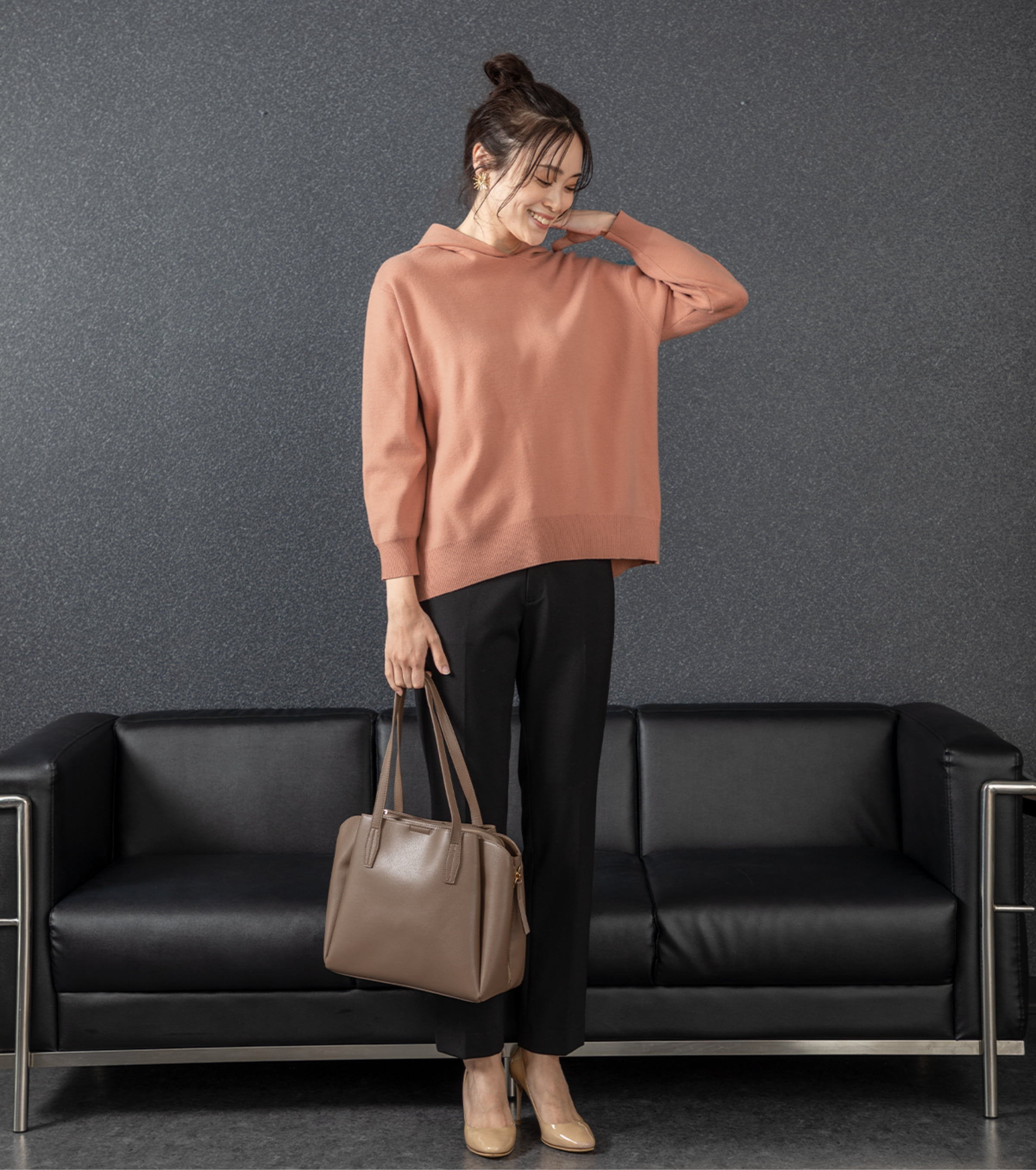 ピンクのニットで表現するリラクシーな甘さ