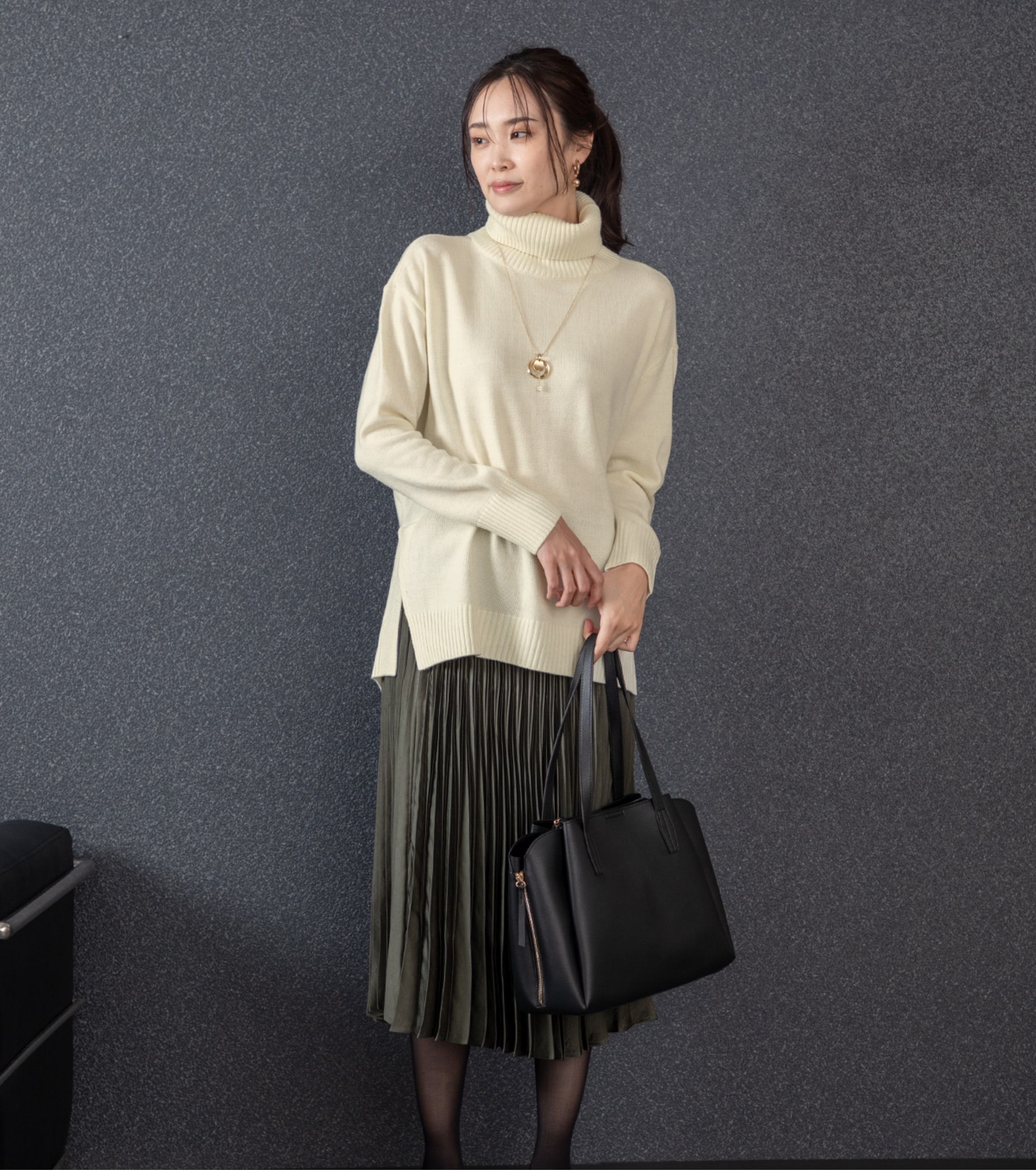 白ニットはサイドスリットでスタイルアップ