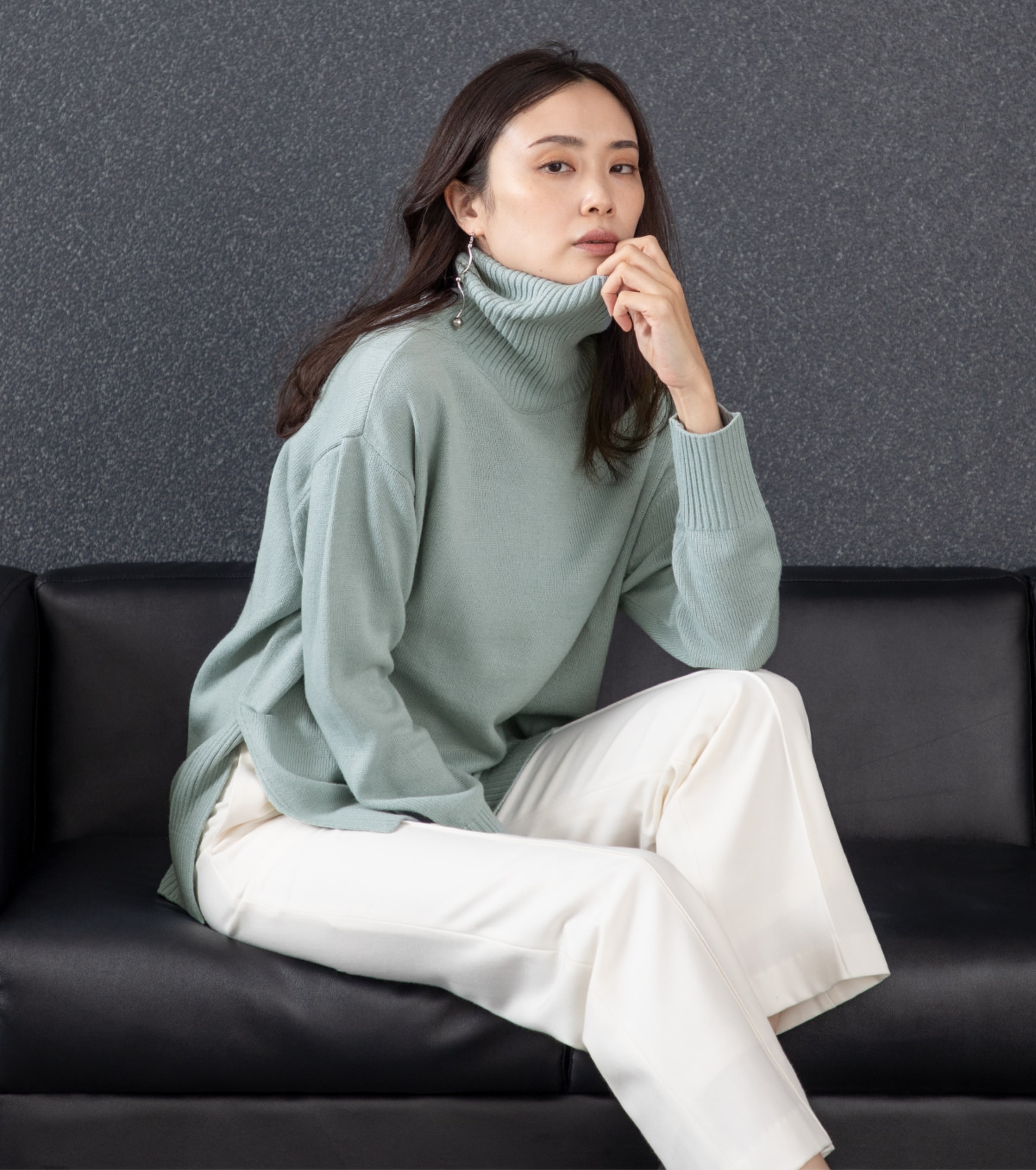 サックスのニットを白ボトムと合わせて旬顔に