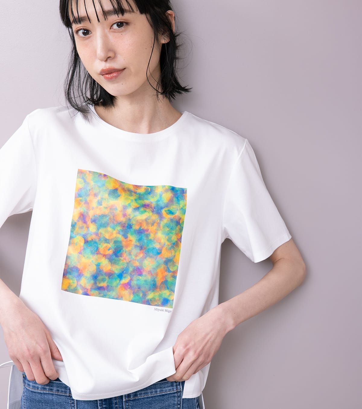 ヘラルボニープリントTシャツを着用している女性の写真