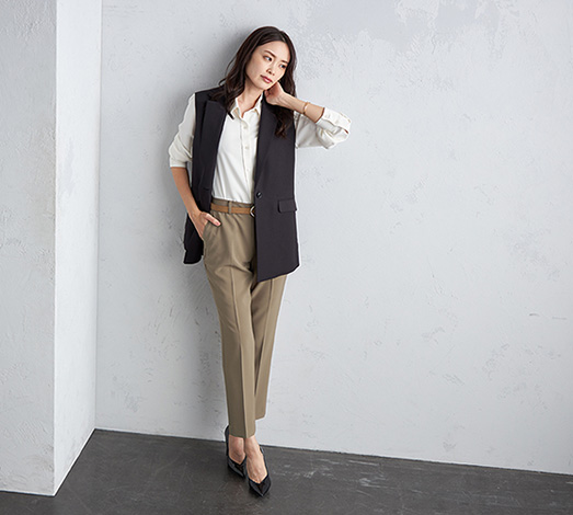 ツイルストレッチテーパードパンツのカーキを着用した女性の全身の写真