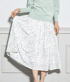 幾何プリントギャザースカートを着用した女性の写真