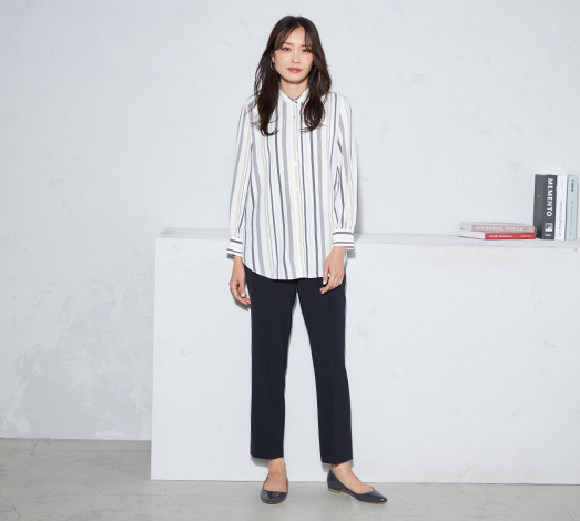 ロングシャツを着用した女性の写真