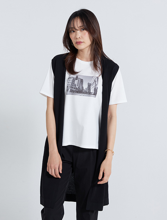 フォトプリントTシャツを着用した女性の写真2