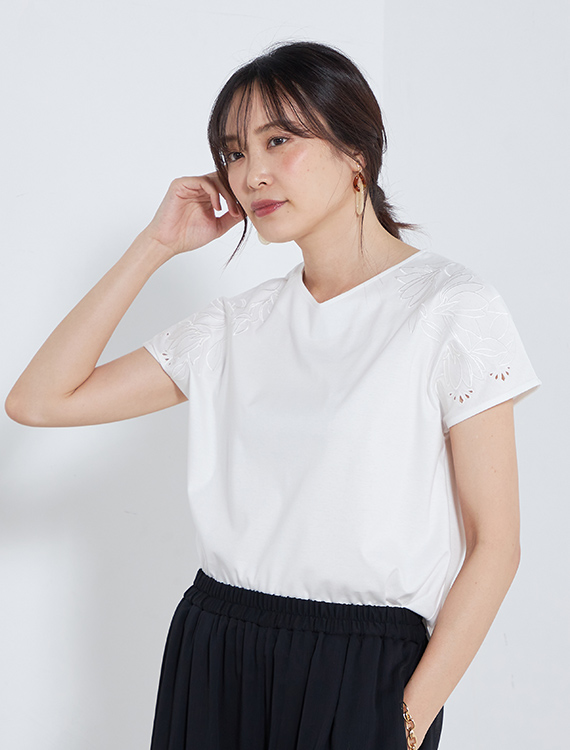 カットワーク刺繍プルオーバーを着用した女性の写真3