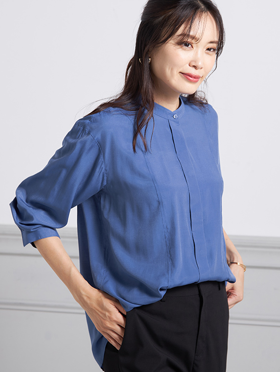 シアーシャツ（ブルー）を着用した女性の写真1