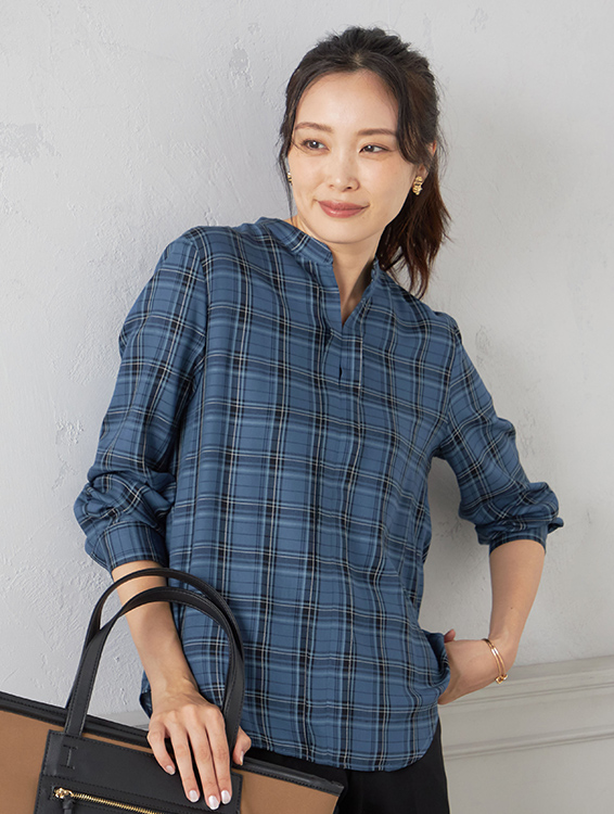 スタンドカラーチェックブラウス(ブルー)を着用した女性の写真2