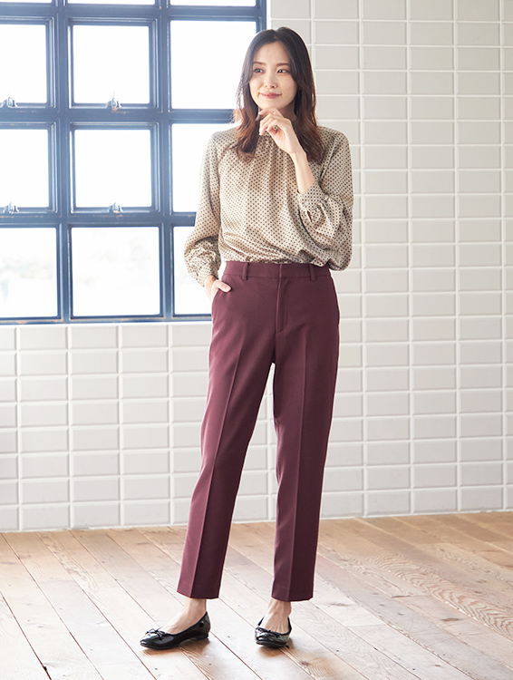 テーパードパンツ（ボルドー）を着用した女性の写真1