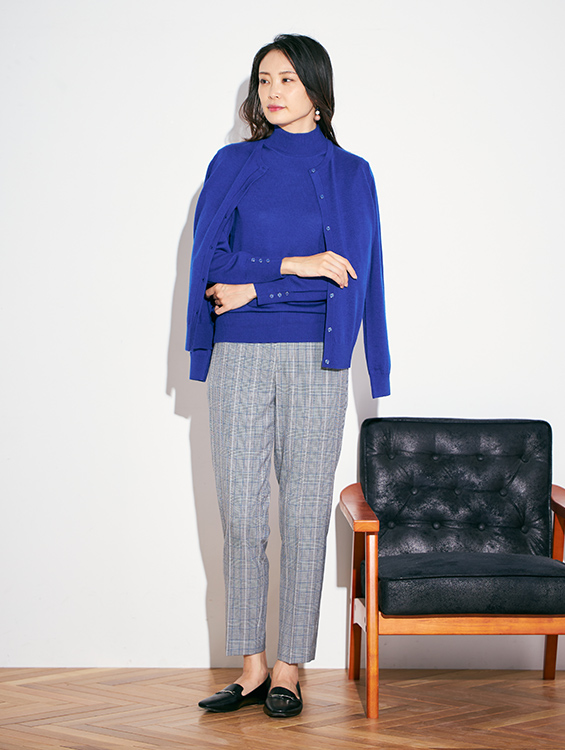 クールカーディガン（ブルー）を着用した女性の写真1