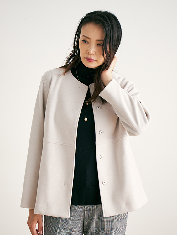 ウーレットショートコート（ベージュ）を着用した女性の写真2