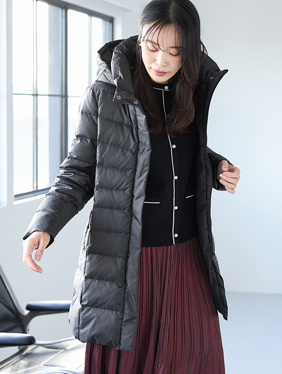 ロングダウンコート（ブラック）を着用した女性の写真2